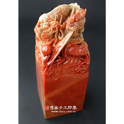 頂級壽山石精雕雙龍吐珠(二)廟章《半手工噴砂》3吋，高約18公分，單章