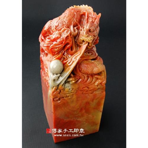 頂級壽山石精雕雙龍吐珠(一)廟章《半手工噴砂》3吋，高約18公分，單章