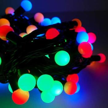 摩達客-聖誕燈100燈LED圓球珍珠燈串(插電式/彩色光黑線/ 附控制器跳機)(高亮度又省電)