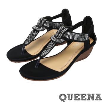 【QUEENA】美鑽繩結燙鑽T字時尚舒適坡跟夾腳涼鞋 黑