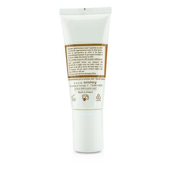 SISLEY希思黎御緻抗老防曬精華SPF50+PA++++為高階抗老防曬產品，專為成人臉部與眼部設計。結合高效防曬與抗老成分，提供全天候防曬保護，同時改善肌膚紋路與細紋，提升肌膚彈性與光采。適用於各種膚質，為國內專櫃公司貨，品質有保障。