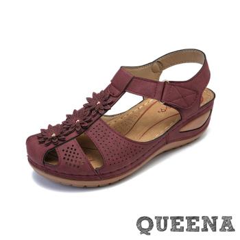 【QUEENA】復古縷空立體花朵包頭造型魔鬼粘舒適坡跟涼鞋 紫