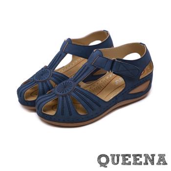 【QUEENA】復古個性繡線縷空造型包頭舒適坡跟羅馬涼鞋 藏青