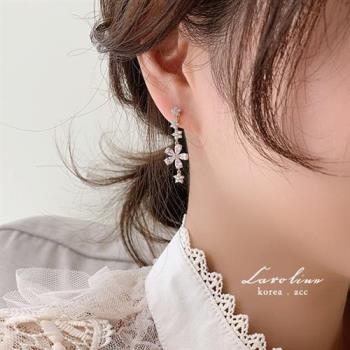 《Caroline》韓國熱賣水鑽花朵垂墜超仙造型時尚 高雅大方設計 耳環72874