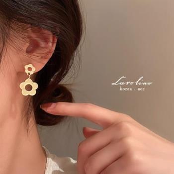 《Caroline》韓國熱賣東大門空花朵金屬感氣質甜美百搭時尚耳環73017