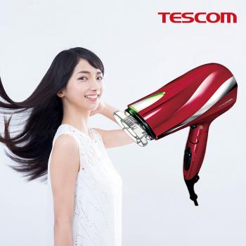  TESCOM TID2200TW 負離子折疊吹風機，白色系設計輕巧僅570g，1500W強力風力搭配三段溫度、一段風速，內建負離子功能有效護髮防毛躁。機身折疊方便收納，尺寸H283xL194xH90mm，附速乾護髮吹嘴與保濕式標準吹嘴，AC110V電壓適用臺灣，中國製造BSMI認證R31310，享1年保固。完美選擇日常造型與旅行使用！ 