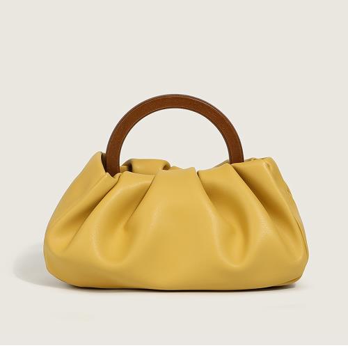 【L’eBeauty】現+預 法式質感木手柄手提斜背雲朵包 KDB-P070(斜背包/側背包/單肩包/黃色)