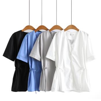 麗莎熊 LisaBear 大尺碼Ｖ領排扣側邊抓皺綁帶造型上衣 XL~4XL 四色可選