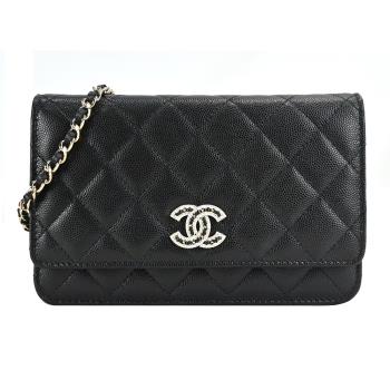 CHANEL 經典水鑽穿鍊LOGO荔枝牛皮金釦WOC手拿/斜背包 (黑色)