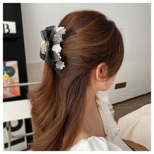 梨花HaNA 黑白法式氛圍感拉滿．緞紗花朵抓夾