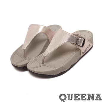 【QUEENA】拖鞋 夾腳拖鞋/時尚金屬亮面皮革皮帶釦飾造型舒適厚底夾腳拖鞋 金