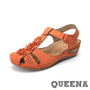 【QUEENA】涼鞋 坡跟涼鞋/復古縷空立體花朵包頭造型魔鬼粘舒適坡跟涼鞋 橘
