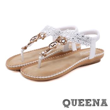【QUEENA】涼鞋 平底涼鞋/時尚民族風美鑽花朵木珠T字造型平底涼鞋 白