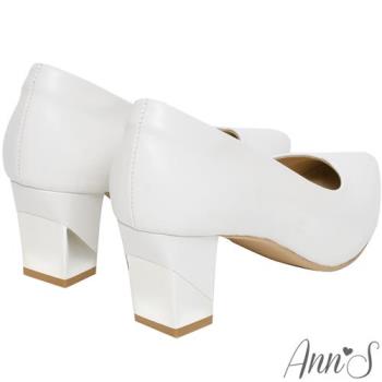 Ann’S上班族必備-小羊皮顯瘦V口電鍍尖頭粗跟包鞋-白