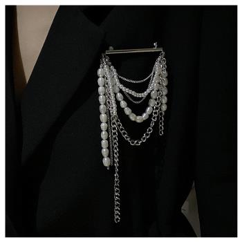 梨花HaNA 韓國淡海微光．珍珠鏈條鈦鋼胸針西裝配飾