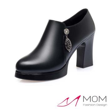 【MOM】跟鞋 高跟鞋/真皮深口防水台時尚釦飾造型高跟鞋 黑