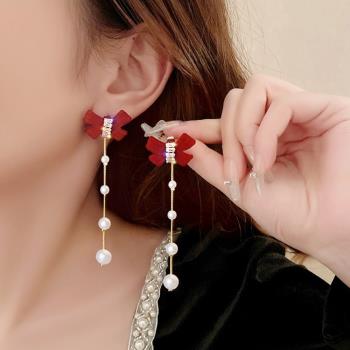 【Emi艾迷】玩美冬日紅色絨毛蝴蝶結鋯石珍珠925銀針耳環