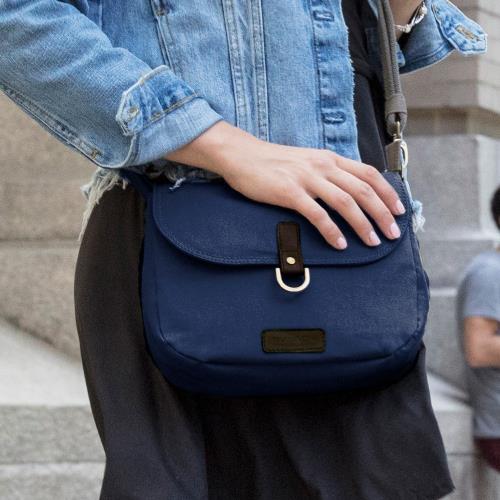 《TRAVELON》RFID三層防盜馬鞍包(藍) | 側背包 斜背包 背帶包 防割防搶