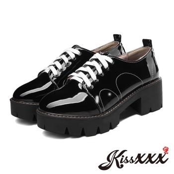 【KissXXX】休閒鞋 粗跟休閒鞋/個性漆皮車線裝飾厚底粗跟美腿設計休閒鞋(黑)