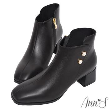 Ann’S氣質小珍珠-顯瘦前低後高羊皮真皮粗跟方頭短靴5cm-黑