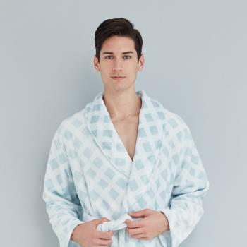 【Isyfen 伊絲芬】溫馨暖暖法蘭絨綁帶式男睡袍 -白藍格紋【M2205-50】