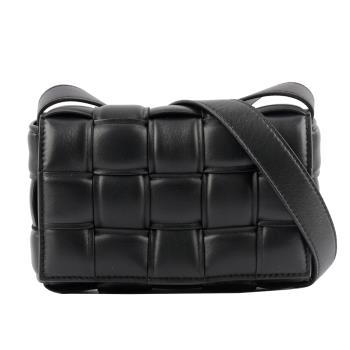 BOTTEGA VENETA 小羊皮Padded Cassette枕頭編織包(小款)(黑色/金釦) 717506 VCQR1 8425