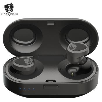 Life n Soul T100+ 是一款具備藍芽5.0技術的真無線耳機，支援電競遊戲與運動模式，具備防潑水與防水功能，入耳式設計搭配雙麥克風，提供清晰通話體驗。支援iOS、Android、Windows、MAC等系統，並附有Micro USB充電線與充電盒，輕巧便攜，重量僅5克（單耳），提供一年保固與NCC認證，是高價效比的運動與電競耳機選擇。