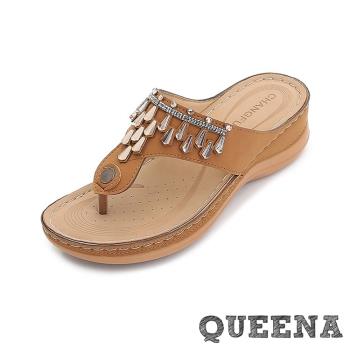 【QUEENA】拖鞋 坡跟拖鞋/閃耀民族風閃鑽串珠T字飾面輕量舒適坡跟拖鞋 棕