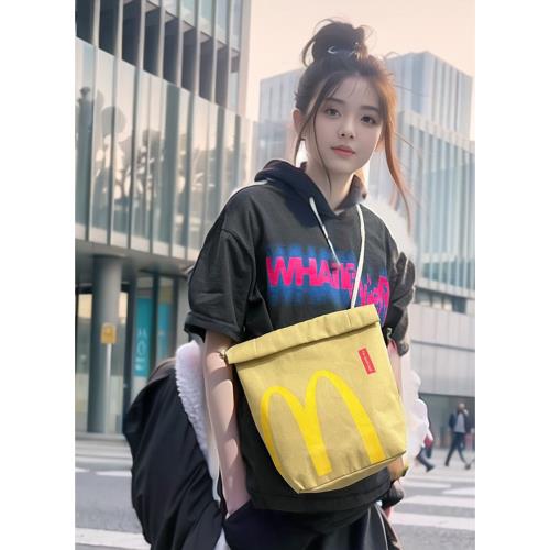【麥當勞側背包包】 Im lovin it 小麥迷注意！背去買薯條或漢堡吧！McDonalds造型包 紙袋 背包 學生最愛 時尚 潮流