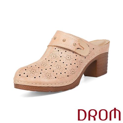 【DROM】拖鞋 高跟拖鞋/寬楦舒適縷空刻花皮帶釦飾造型包頭高跟拖鞋 粉