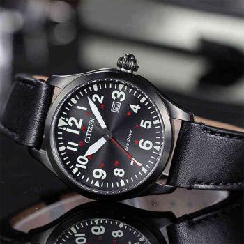 【CITIZEN】星辰 Eco-Drive 飛行者 BM6835-23E 簡約數字 日期顯示 皮革錶帶 光動能男錶 黑 42mm