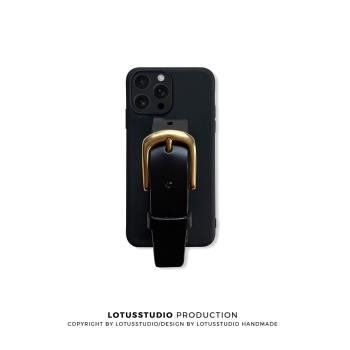 戚薇同款蘋果15plus系列保護套牛皮腕帶手機殼適用iphone16promax防摔蘋果14全包明星高階設計感黑色極簡軟殼