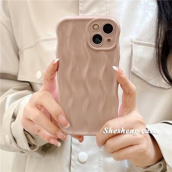 新款高級感砂粉色水波紋適用iPhone14/13手機殼蘋果11/12pro max小眾硅膠軟套純色簡約創意全包防摔皺褶女款p