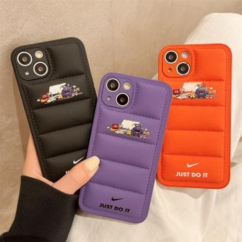 歐美潮牌羽絨服勾勾適用於蘋果13手機殼iphone13promax保護套12全包防摔12pro男11promax女軟膠高階感x個性14