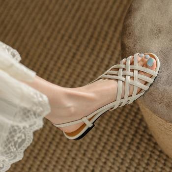 真皮羅馬編織涼鞋女夏季平底軟底法式復古女款白色低跟鏤空魚嘴鞋