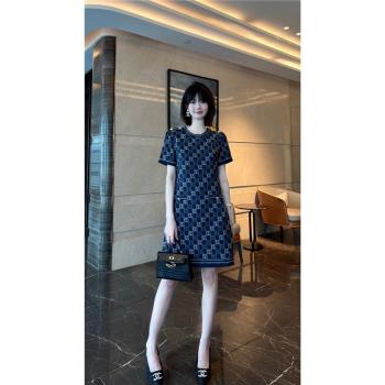 深圳南油高品質女裝2023夏季新款時尚字母印花扣子口袋點綴連衣裙