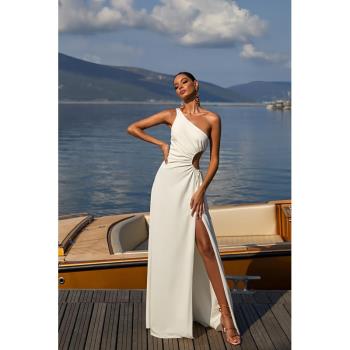 三亞海邊度假連衣裙2024新款夏白色斜肩吊帶開叉氣質修身顯瘦長裙