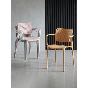 塑料帶扶手椅子北歐創意休閑洽談戶外防曬凳子現代簡約家用餐椅