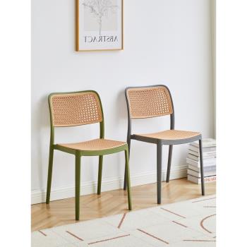 北歐家用餐椅網紅塑料編藤扶手椅子現代簡約靠背椅小戶型餐桌椅子