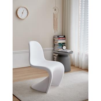 北歐簡約潘東椅家用塑料餐椅設計師個性拍照椅子網紅創意化妝椅