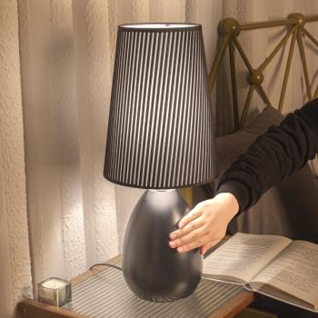 現代簡約臺燈臥室床頭燈 北歐裝飾創意 可調光觸摸式感應溫馨臺燈