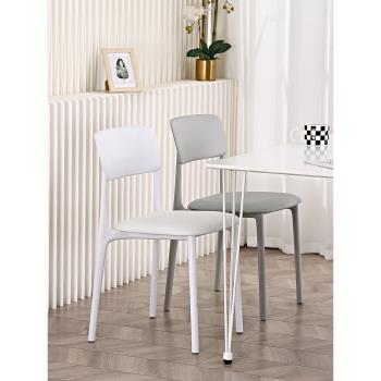 北歐白色餐椅家用小戶型網紅現代簡約書桌椅子化妝椅塑料靠背凳子