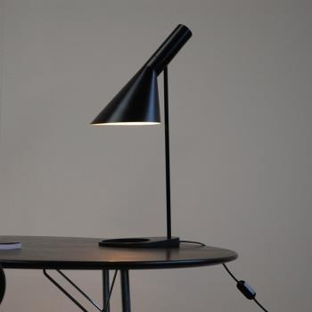 北歐創意閱讀AJ燈個性簡約后現代酒店書桌設計感護眼臥室床頭臺燈