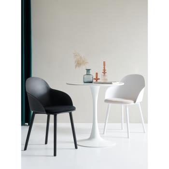 北歐餐椅家用帶扶手塑料靠背椅子現代簡約軟包絨布坐墊網紅化妝椅