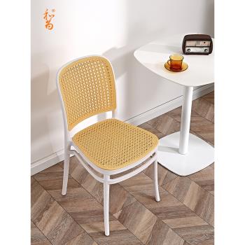 北歐網紅中古椅子書桌塑料創意餐椅家用輕奢餐桌椅現代簡約靠背凳