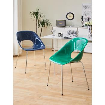 北歐簡約餐椅中古綠椅子現代創意鐵藝家用成人休閑鏤空靠背塑料椅