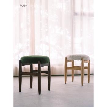 北歐實木軟包化妝凳柔軟現代簡約中式臥室梳妝凳日式侘寂風小圓凳