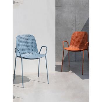 北歐塑料鏤空靠背餐椅現代簡約戶外休閑椅鐵藝扶手咖啡廳餐廳椅子