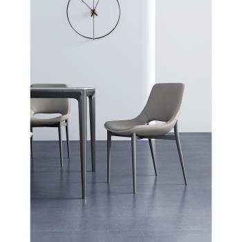 意式餐椅家用極簡簡約北歐淺灰色新款超纖皮餐廳吃飯椅金屬軟椅子