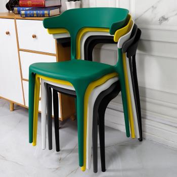 塑料牛角椅子靠背網紅書桌凳子餐椅家用懶人休閑簡約加厚北歐膠凳